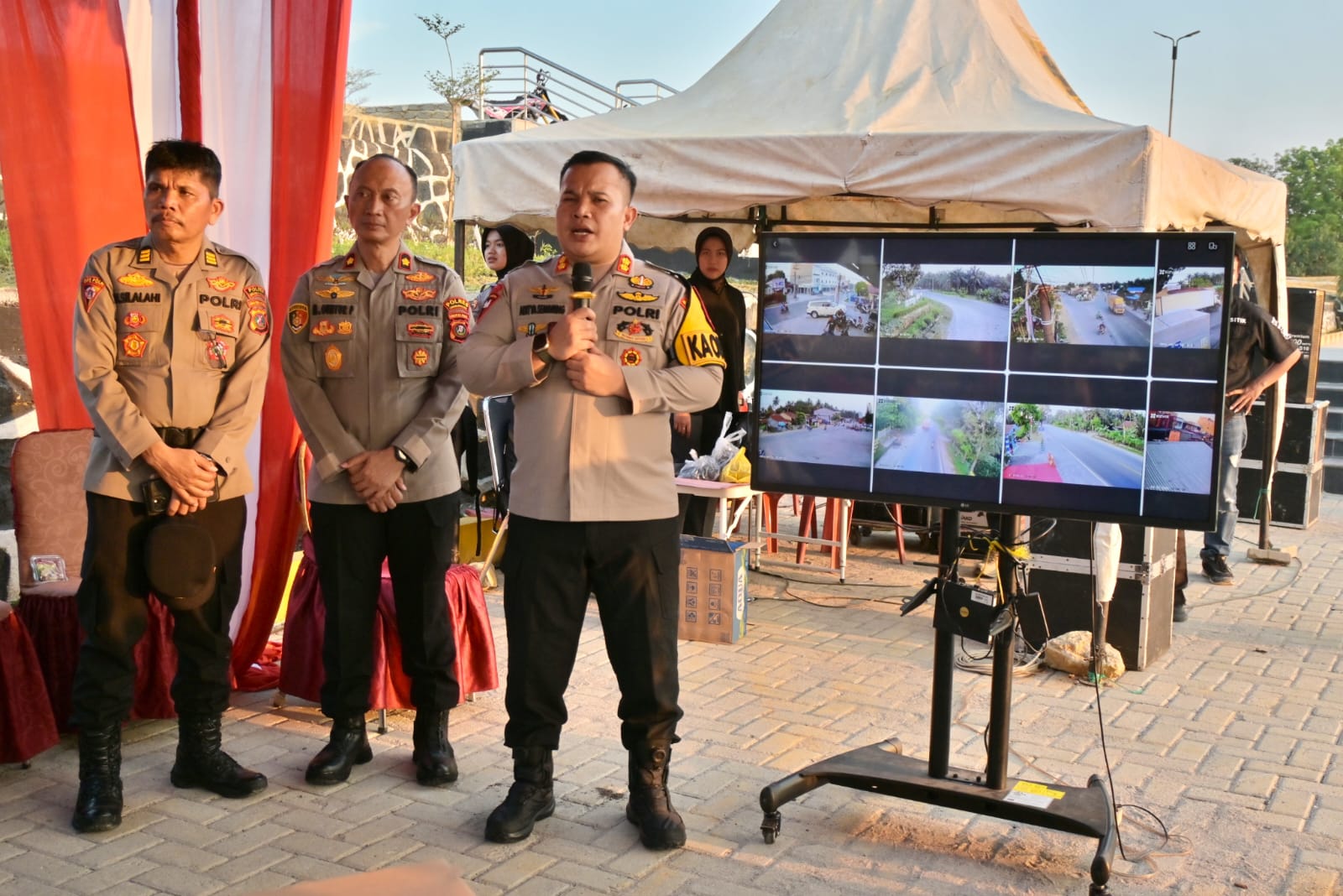 Kapolres Labusel AKBP Aditya S.P Sembiring M S.I.K  saat memberikan arahan terkait pemasangan CCTV untuk pantau arus mudik. (KHAIRUDDIN/SUMUT POS)