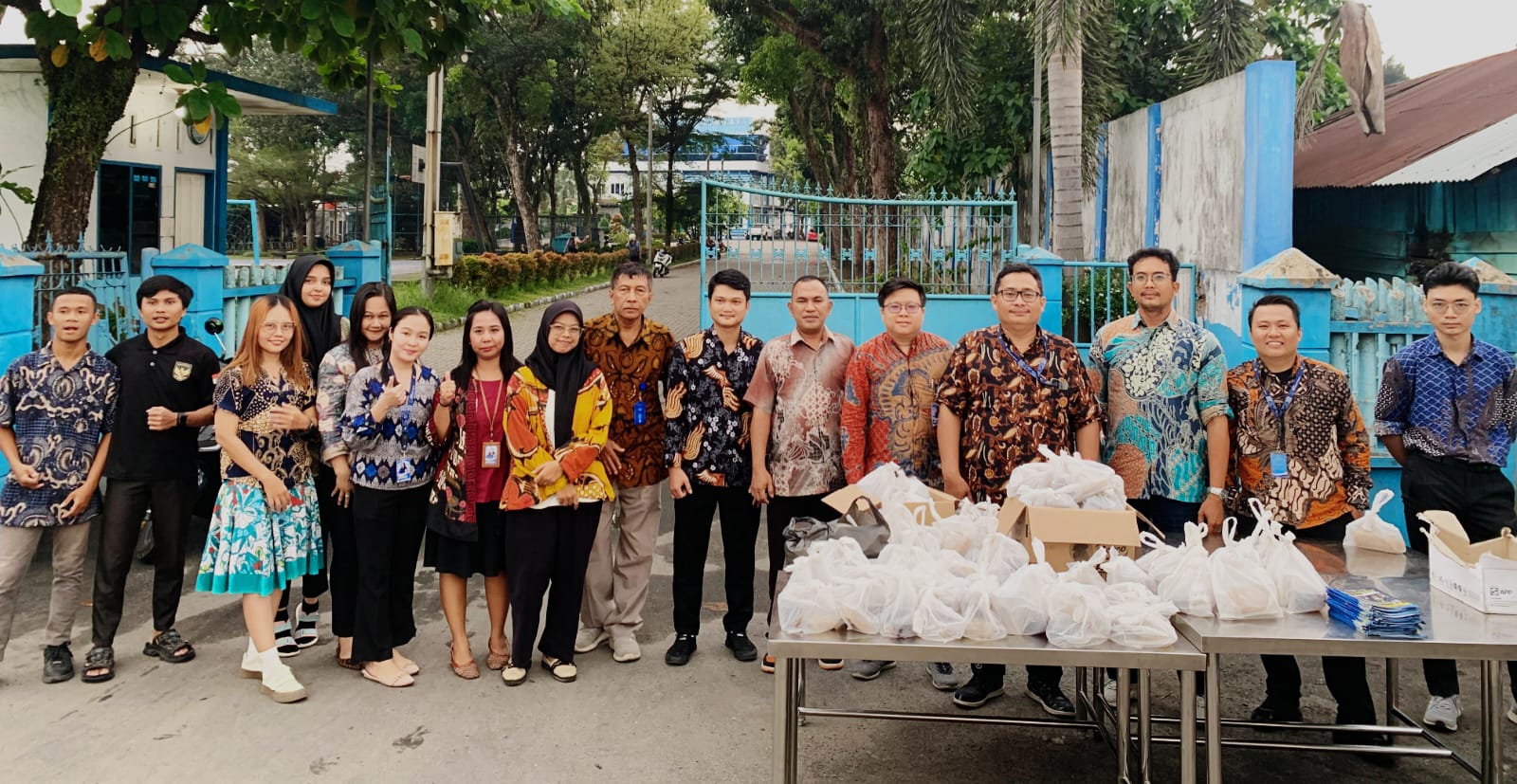TEBAR KEPEDULIAN: Dr. Ramen A. Purba, M.Kom (4 kanan) bersama sivitas akademika STMIK Methodist Binjai yang menebar kepedulian Ramadan. (Istimewa/Sumut Pos)