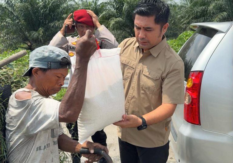 Kasat Resnarkoba Polres Batubara , AKP Arifin Purba, S.H., MH saat berikan paket sembako pada warga saat kegiatan Jum&rsquo;at Berkah, Jumat (20/3/2026). (Liberti H Haloho/Sumut Pos)