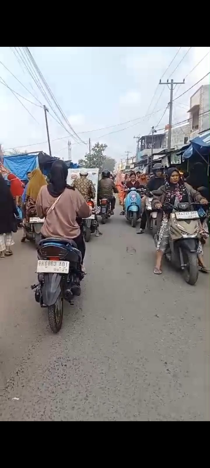 Suasana arus lalu lintas yang padat merayap menjelang H-1 lebaran Idul Fitri 2026 di kawasan Pasar 3 Tembung, Deliserdang. (Mitra Haharap/Sumut Pos)