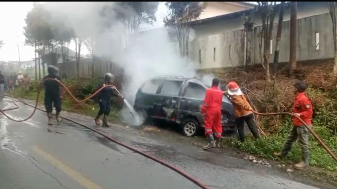 Mobil jenis expas mengangkut BBM Pertalite terbakar dilintasan jalan nasional Sidikalang-Medan tepatnya di Desa Sitinjo, Kecamatan Sitinjo, Dairi, Jumat (20/3/2026). (RUDY SITANGGANG/SUMUT POS)