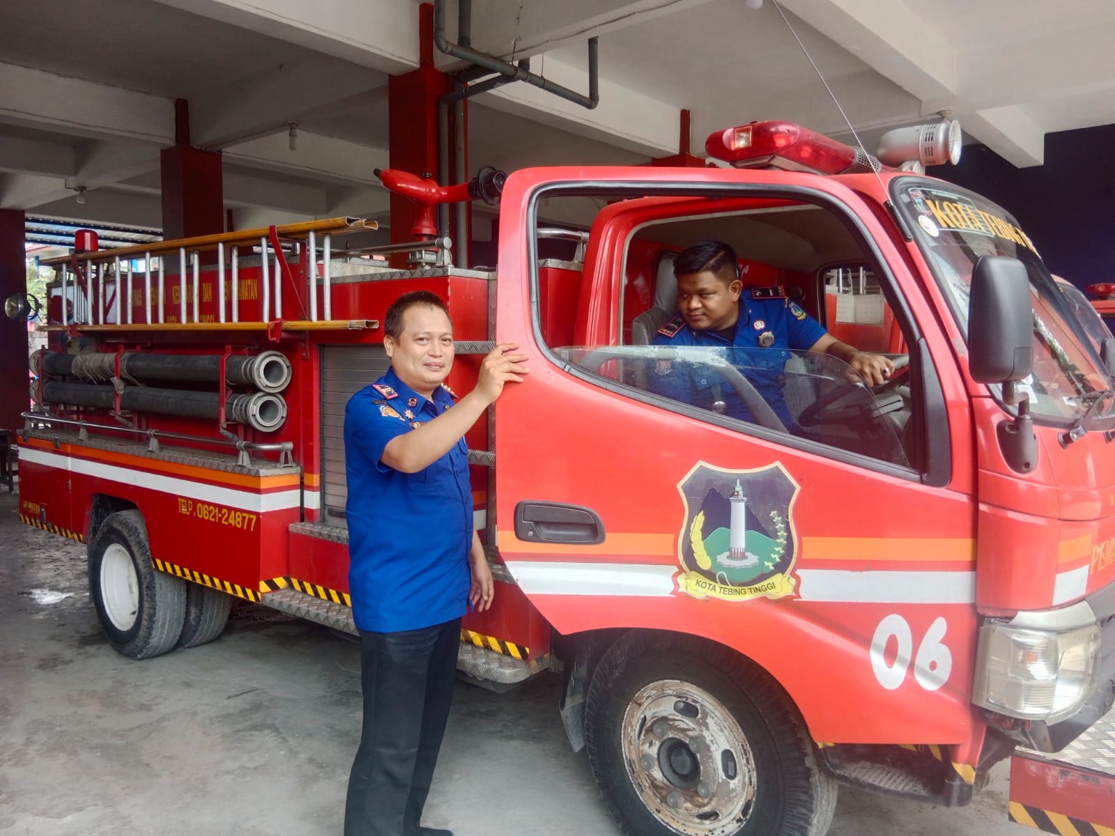 Kadis Damkar dan Penyelamatan Kota Tebing Tinggi, M Ridwansyah cek armada Damkar. (Azan Purba /Sumut Pos)