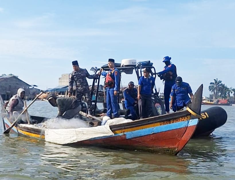Personel Polairud Batubara lakukan pemantauan situasi keamanan perairan laut.  (Liberti H Haloho/Sumut Pos)