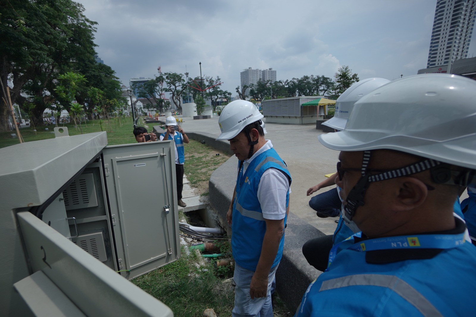 General Manager PLN UID Sumut memastikan jalur kelistrikan di Lap Merdeka dan Back up sistem berfungsi dengan baik (19/3) (ISTIMEWA/SUMUT POS)