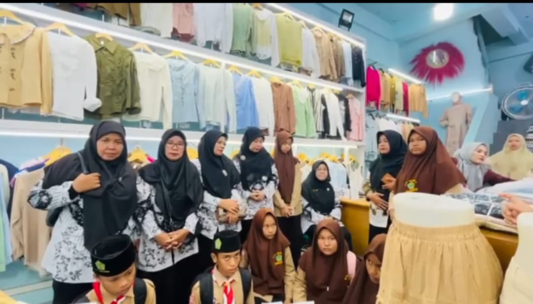  Yayasan Syuhada ajak anak kurang mampu berbagi kebahagiaan dengan mengajak berbelanja kebutuhan lebaran idul fitri. (SUBANTA RAMPANG AYU/SUMUT POS)