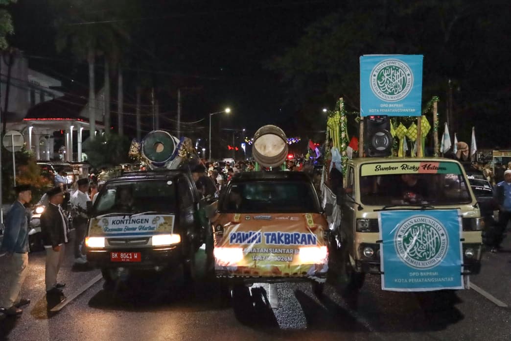 Suasana Pawai Takbir Keliling Menyambut Hari Raya Idul Fitri 1447 H/2026 M. Peserta pawai dilepas dari depan Halaman Parkir Pariwisata, Jalan Merdeka Pematangsiantar, Jumat (20/03/2026) malam. 