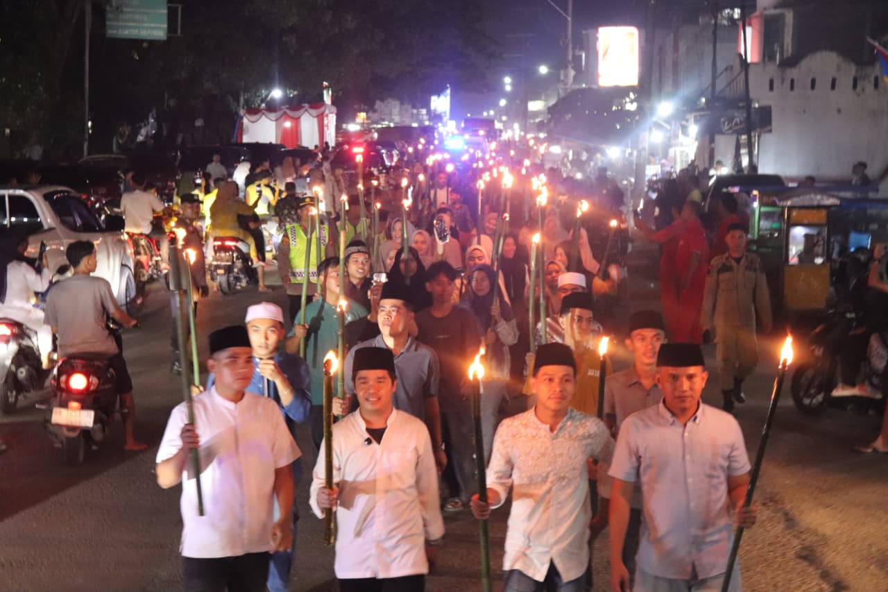 Sebanyak 150 peserta mengikuti Pawai Obor pada malam takbiran yang dilepas oleh Bupati Paluta. (MITRA HARAHAP/SUMUT POS)