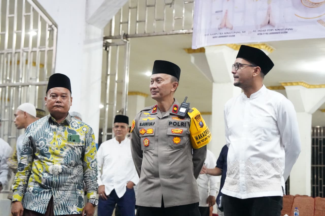 Bupati Labusel Fery Sahputra Simatupang dan Kapolres Labusel hadiri pawai takbir jelang Idul Fitri 1447 H, Jumat (20/3). (KHAIRUDDIN/SUMUT POS)