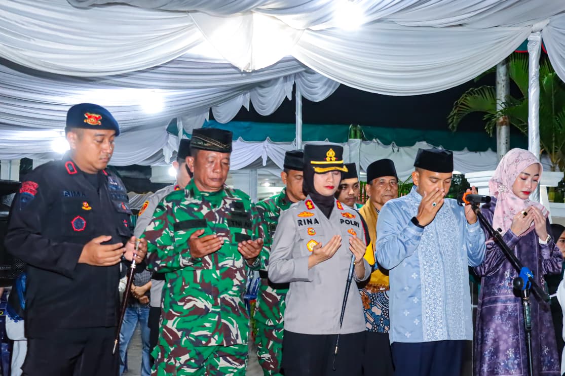 Wali Kota  Tebingtinggi Iman Irdian  dan sejumlah Forkompida doa bersama usai melepas Pawai takbiran di  Rumah Dinas Wali Kota, Jalan  Sutomo, Jumat (20/03/2026) malam.  (Azan purba / Sumut Pos)