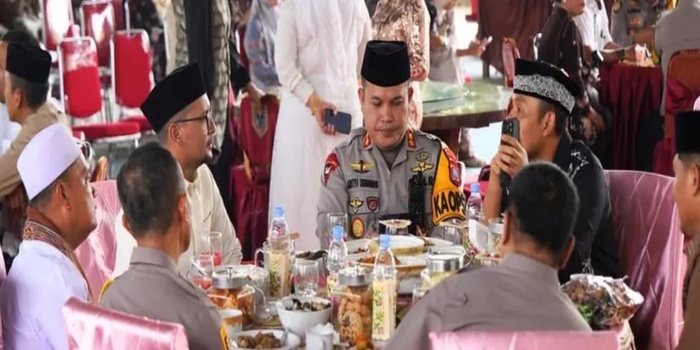 Bupati Labusel Fery Sahputra Simatupang menerima open house Idulfitri 2026 di kediamannya. (KHAIRUDDIN/SUMUT POS)