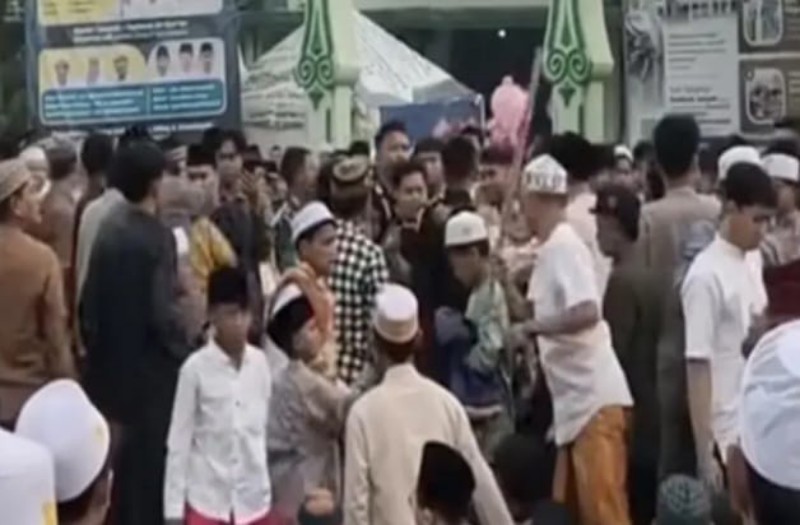 Kejadian viral dilaporkan berlangsung di sebuah masjid di kawasan Kemayoran, saat khatib tengah menyampaikan khutbah. (Instagram @pandemictalks)