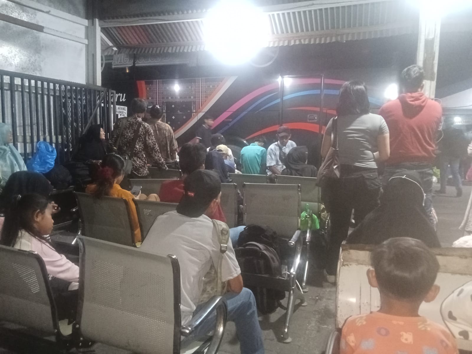 Sejumlah pemudik menunggu keberangkatan dengan tujuan Kabupaten Paluta di salah satu loket bus di Medan. (MITRA HARAHAP/SUMUT POS)