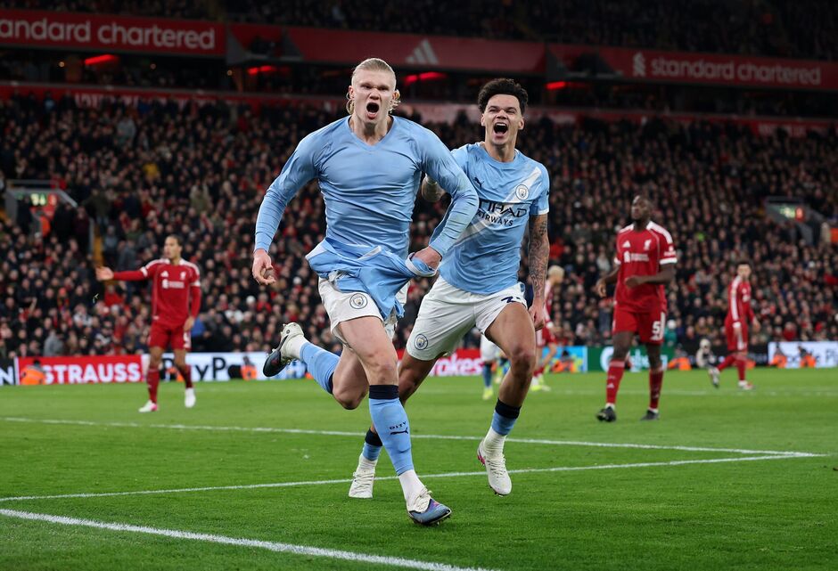 Earling Halland dan rekannya merayakan kemenangan usai Manchester City menaklukkan Arsena dengan skor 2-0 pada laga final Piala Carabau. (express.co)