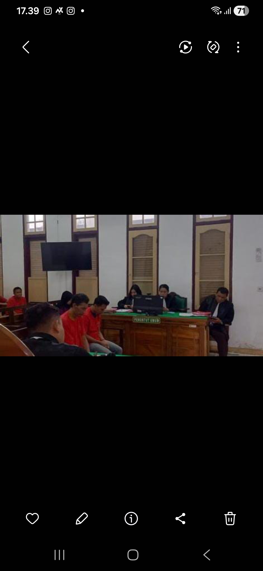 TAKSI: Kedua terdakwa kasus pembunuhan driver taksi online, saat menjalani sidang di PN Medan. (Dok: ist)  