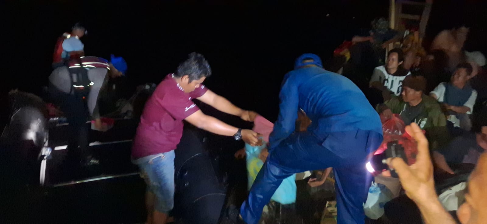 Tim gabungan  Personel Marmit Airud dan TNI AL Tanjung Tiram saat   Evakuasi 64 korban penumpang terdampar yang  hendak wisata. (LIBERTY HALOHO/SUMUT POS)