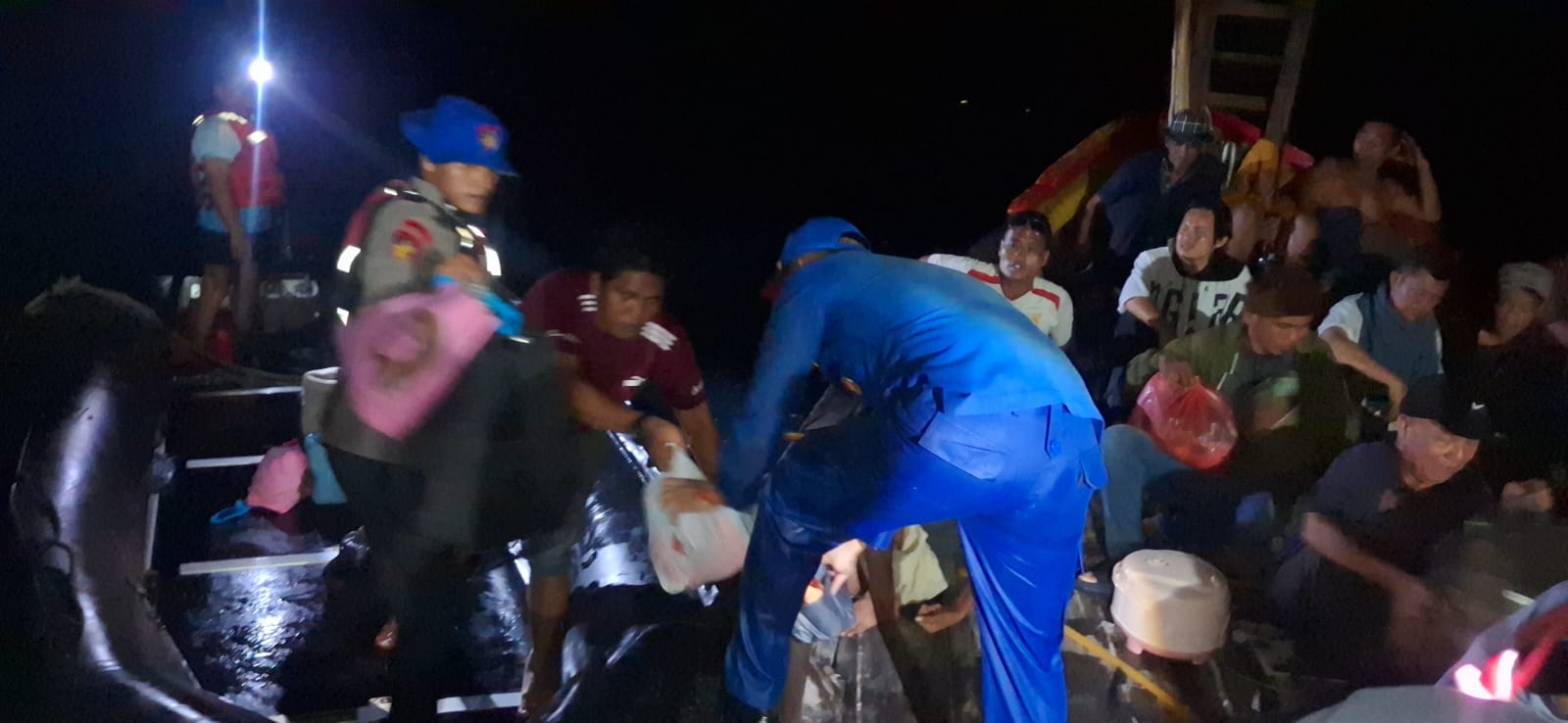 Personel Polairud melakukan evakuasi kepada para penumpang kapal yang karam di perairan Pulau Salah Namo, Kabupaten Batubara. (LIBERTY H HALOHO/SUMUT POS)
