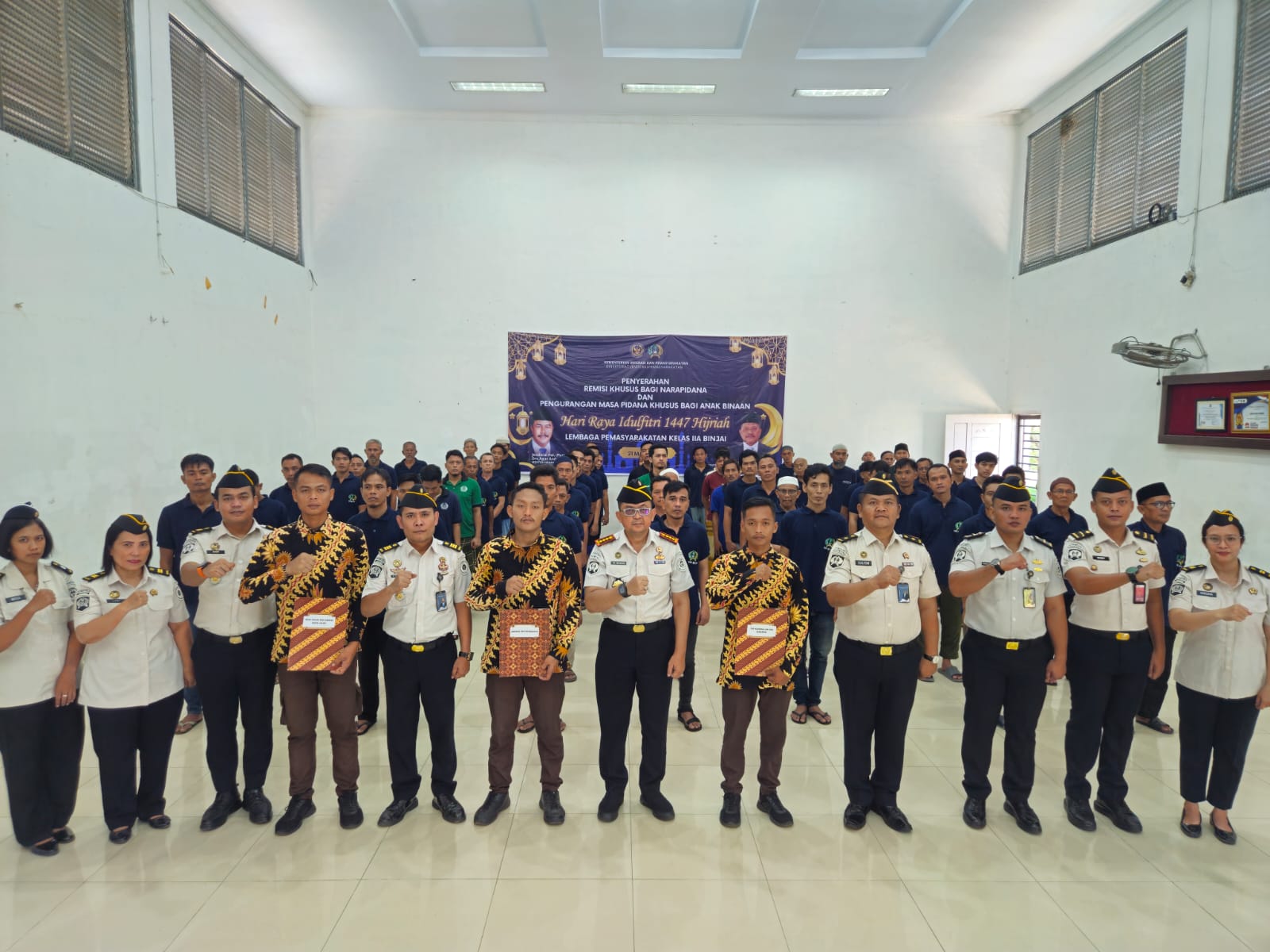  Foto bersama Kalapas Binjai, Wawan Irawan dan jajaran serta wargabinaan yang mendapat remisi Hari Raya Idulfitri 1447 Hijriah.(Istimewa/Sumut Pos)