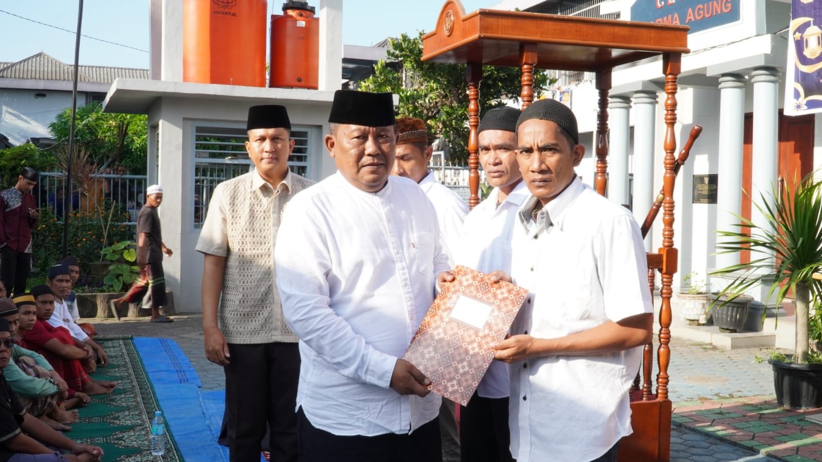Kepala Lapas Kelas IIB Tebing Tinggi, Dede Mulyadi foto bersama warga binaan yang menerima Remisi Idul Fitri, (21/03/2026). (Azan Purba /Sumut  Pos)