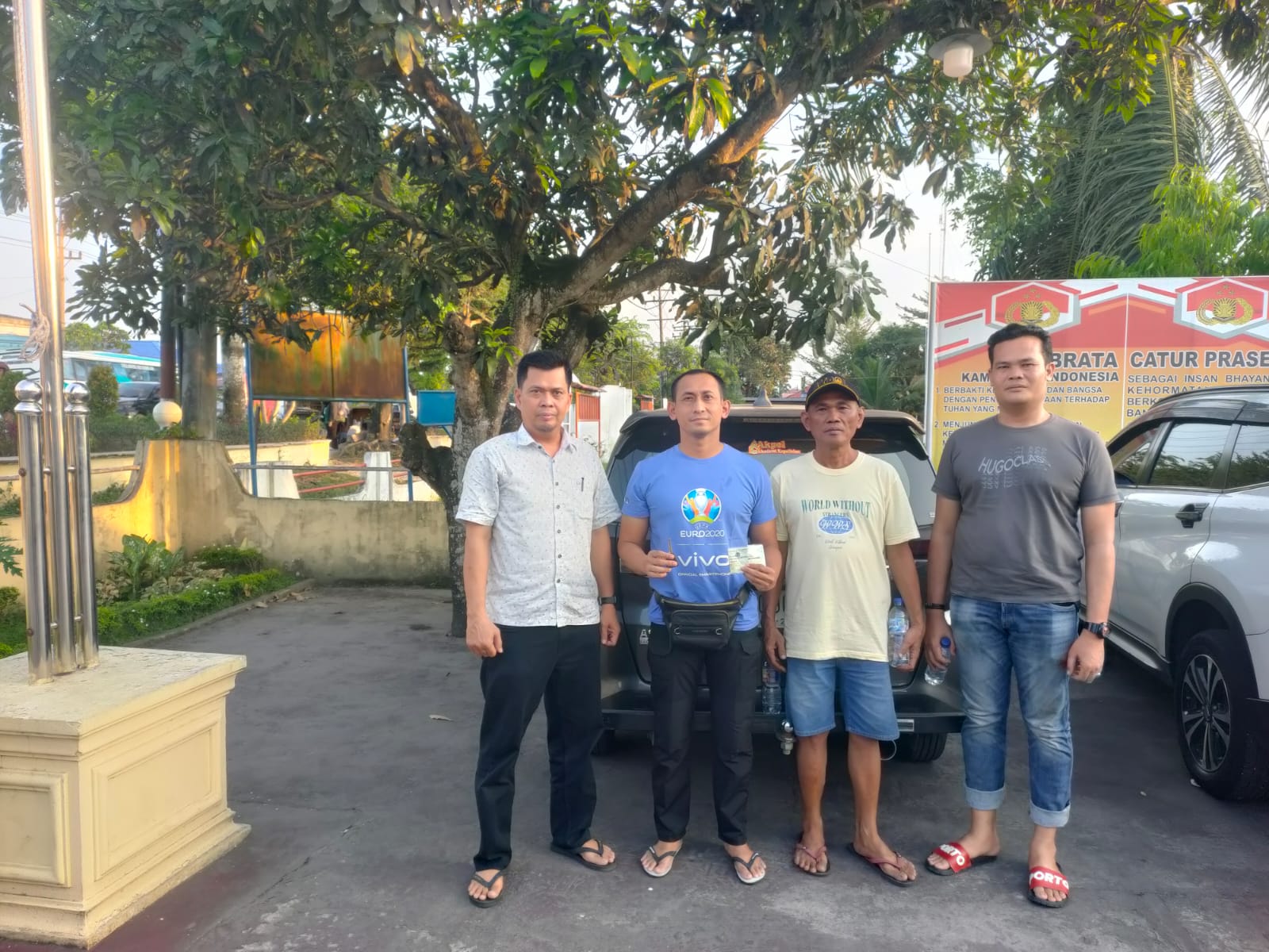 Petugas kepolisian bersama pemilik kendaraan dan pihak terkait menunjukkan mobil Daihatsu Sigra yang diamankan di Polsek Tebing Tinggi, Senin (23/3/2026). (Azan Purba /Sumut Pos)