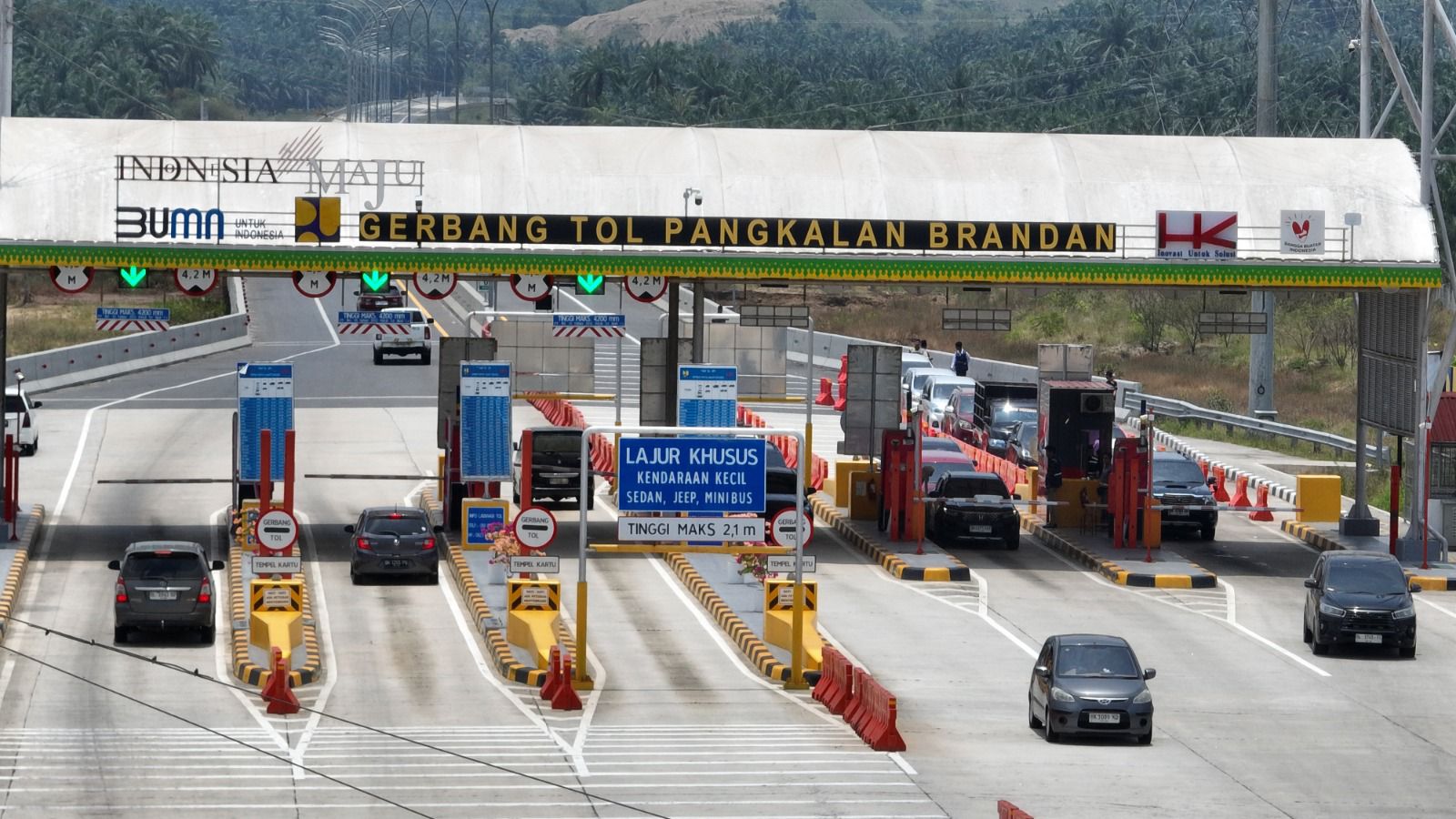  Gerbang Tol Pangkalanbrandan yang terlihat padat kendaraan keluar maupun masuk. (Istimewa/Sumut Pos )