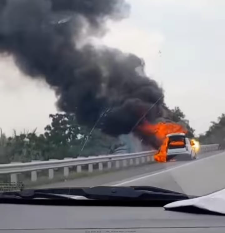 Satu unit mobil mini bus merek Range Rover hangus terbakar di Jalan Tol Paluh Kemiri, Kecamatan Lubukpakam kabupaten Deliserdang. (BATARA/SUMUT POS)