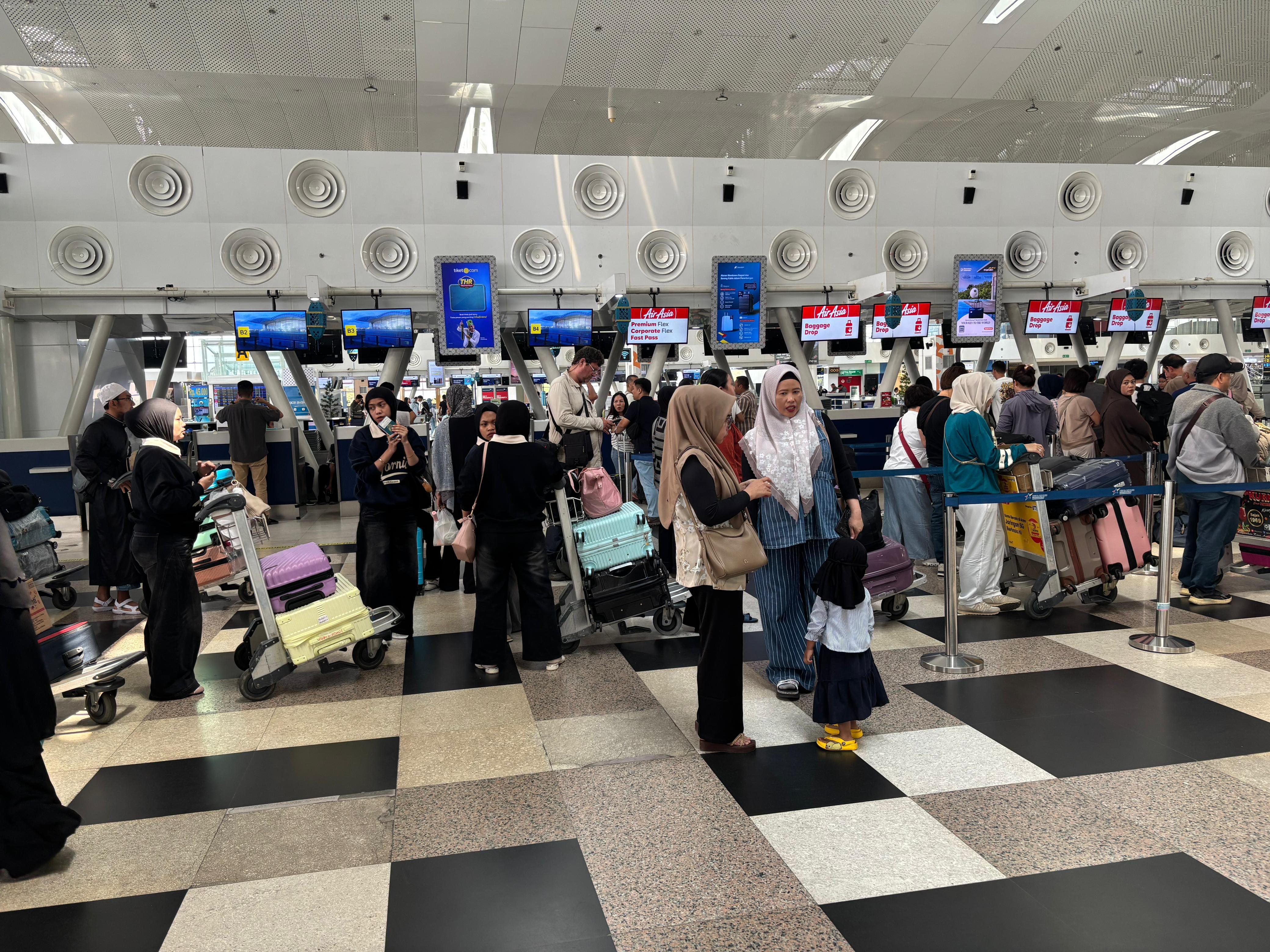 PENUMPANG: Suasana pergerakan penumpang di KNO, Deliserdang. (Dok: istimewa)