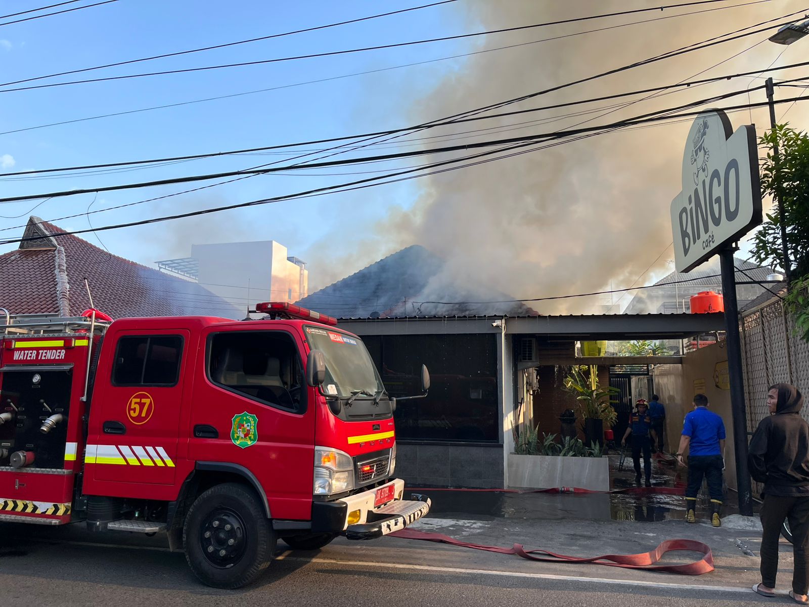 TERBAKAR: Cafe Bingo di Jalan Abdullah Lubis Medan, terbakar Kamis (26/3/2026) pagi. (Dok: ist)
