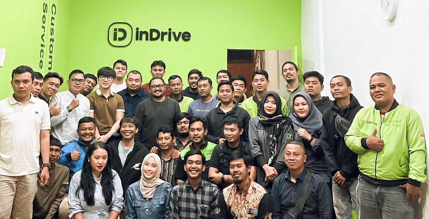 BERSAMA: Para driver inDrive berfoto bersama usai melaksanakan iftar. (Dok: istimewa)