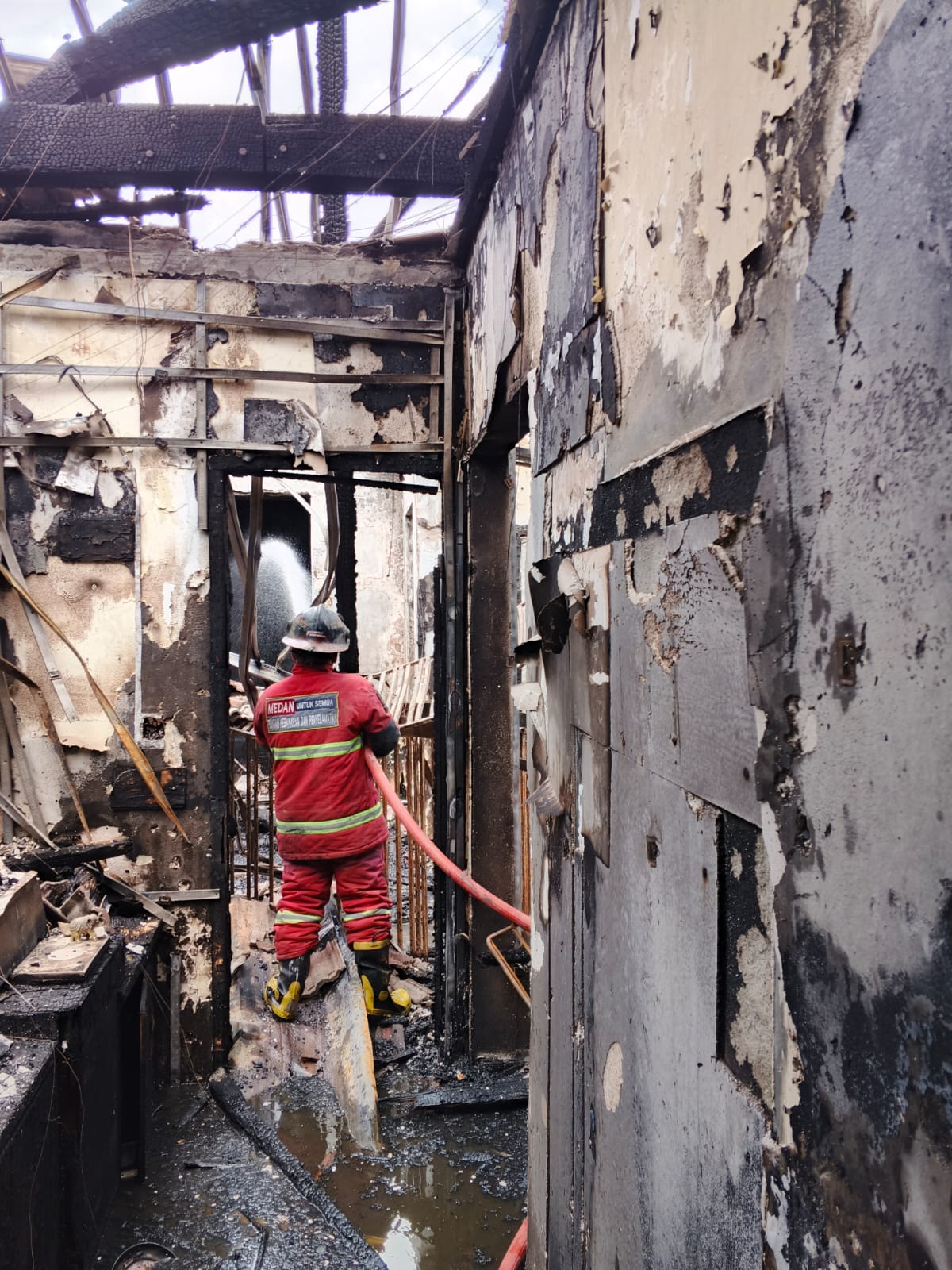 PADAM: Petugas Damkar Medan saat memadamkan api di Bingo Kafe yang terbakar Kamis (26/3/2026) pagi. (Dok: istimewa)