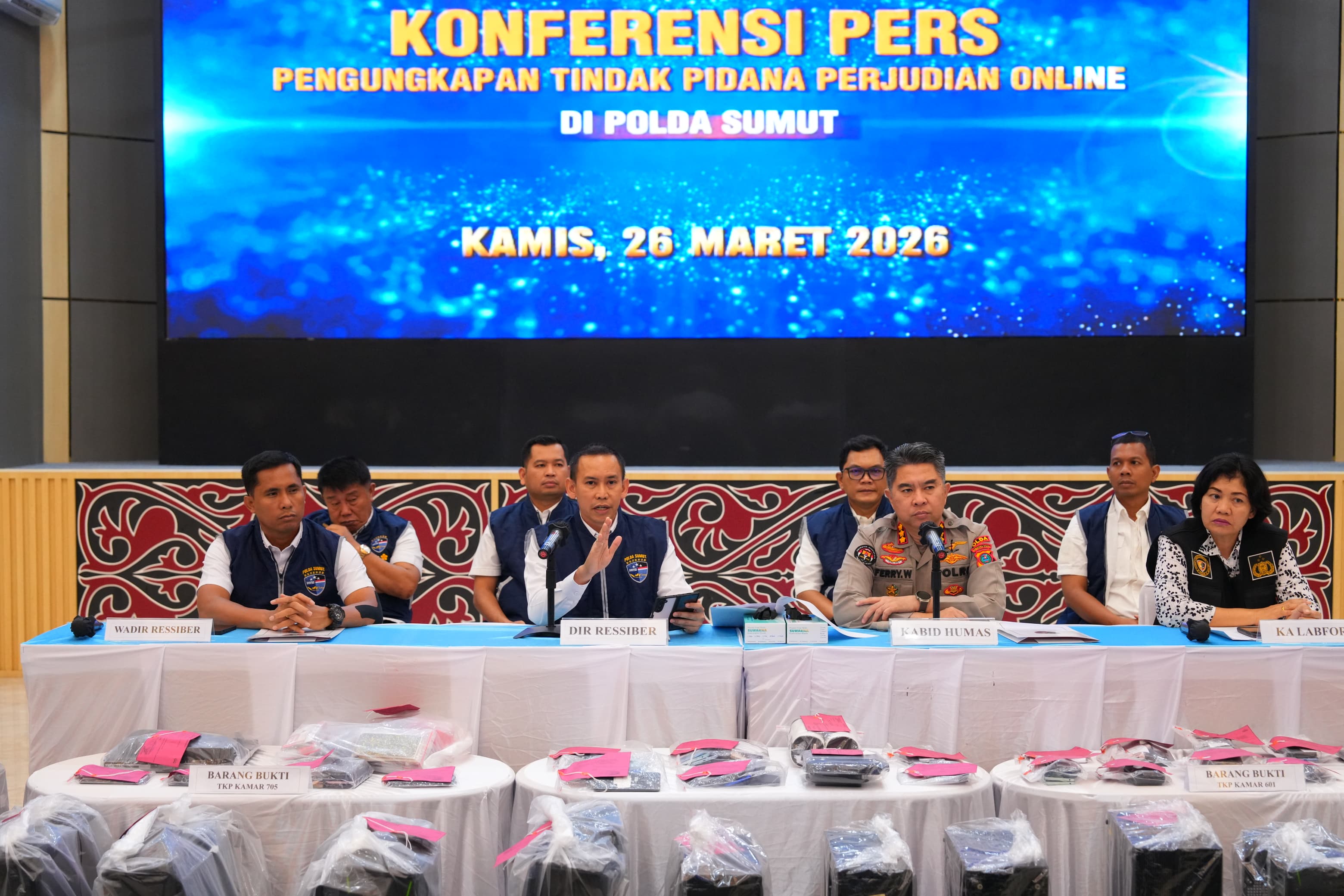 JUDI: Polda Sumut saat mengungkap praktik judi online jaringan Kamboja yang beroperasi dari sebuah apartemen di Jalan Palang Merah, Kota Medan. (Dok: istimewa)