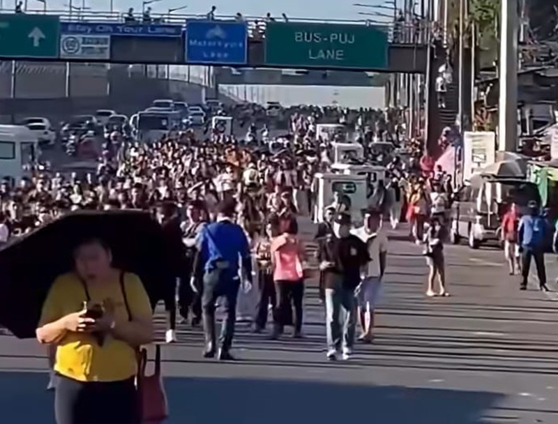Di tengah kelangkaan bahan bakar minyak (BBM) dan terganggunya transportasi umum, banyak warga Filipina terpaksa berjalan kaki ke tempat kerja. (Instagram @indonesiamengaji.id)