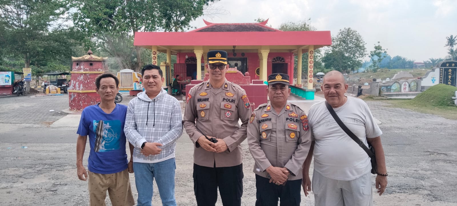 Wakapolres Tebing Tinggi, Kompol Rudi Syahputra, didampingi Kabag Ops Kompol Herliandri dan Kabag SDM AKP J.H.Di  Komplek Pemakaman Yasobas, Jalan Baja, Kecamatan Padang Hilir, Kota Tebing Tinggi. 