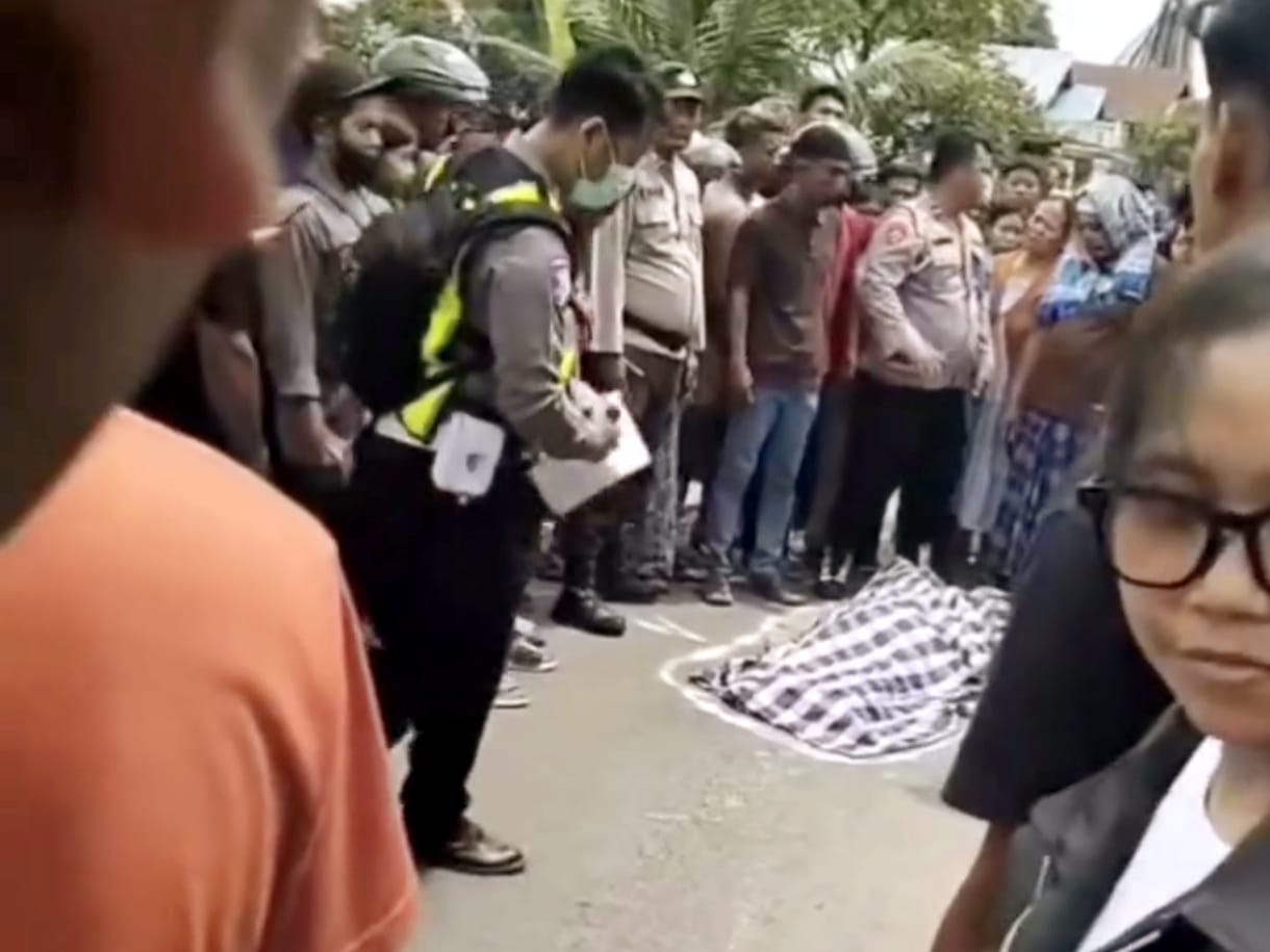  Kerumuman masyarakat melihat kejadian kecelakaan maut. (Istimewa/Sumut Pos)