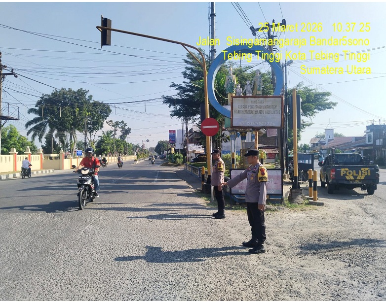 Personel Polsek Padang Hulu Polres Tebing Tinggi melaksanakan pengaturan lalu lintas di Jalan Sisingamangaraja, Simpang Sibulan Kota Tebing Tinggi,  (25/3/2026) (Azan Purba /Sumut Pos)