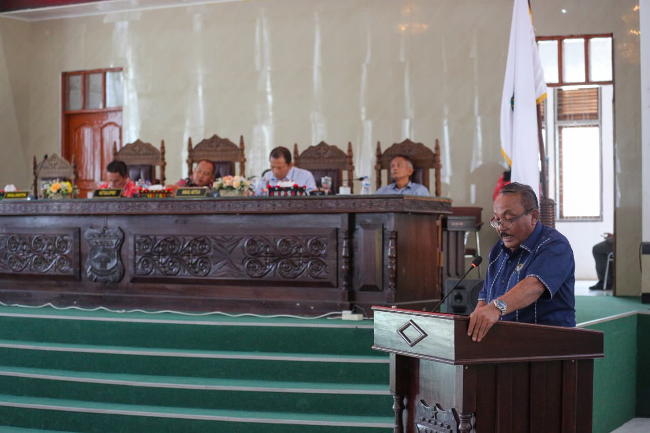 Ketua Badan Pembentukan Peraturan Daerah (Bapemperda) DPRD Kota Pematangsiantar Ir Alfonso Sinaga menyampaikan Nota Penjelasan Ranperda Inisiatif DPRD.(Pra Evasi/Sumut Pos)