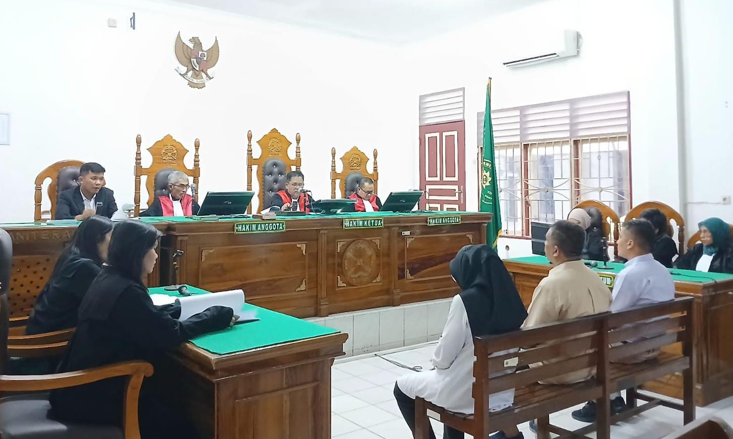PUTUSAN: Tiga terdakwa korupsi dana BOS SMAN 16 Medan, menjalani sidang putusan di Pengadilan Tipikor Medan, Jumat (27/3/2026). (Dok: istimewa)