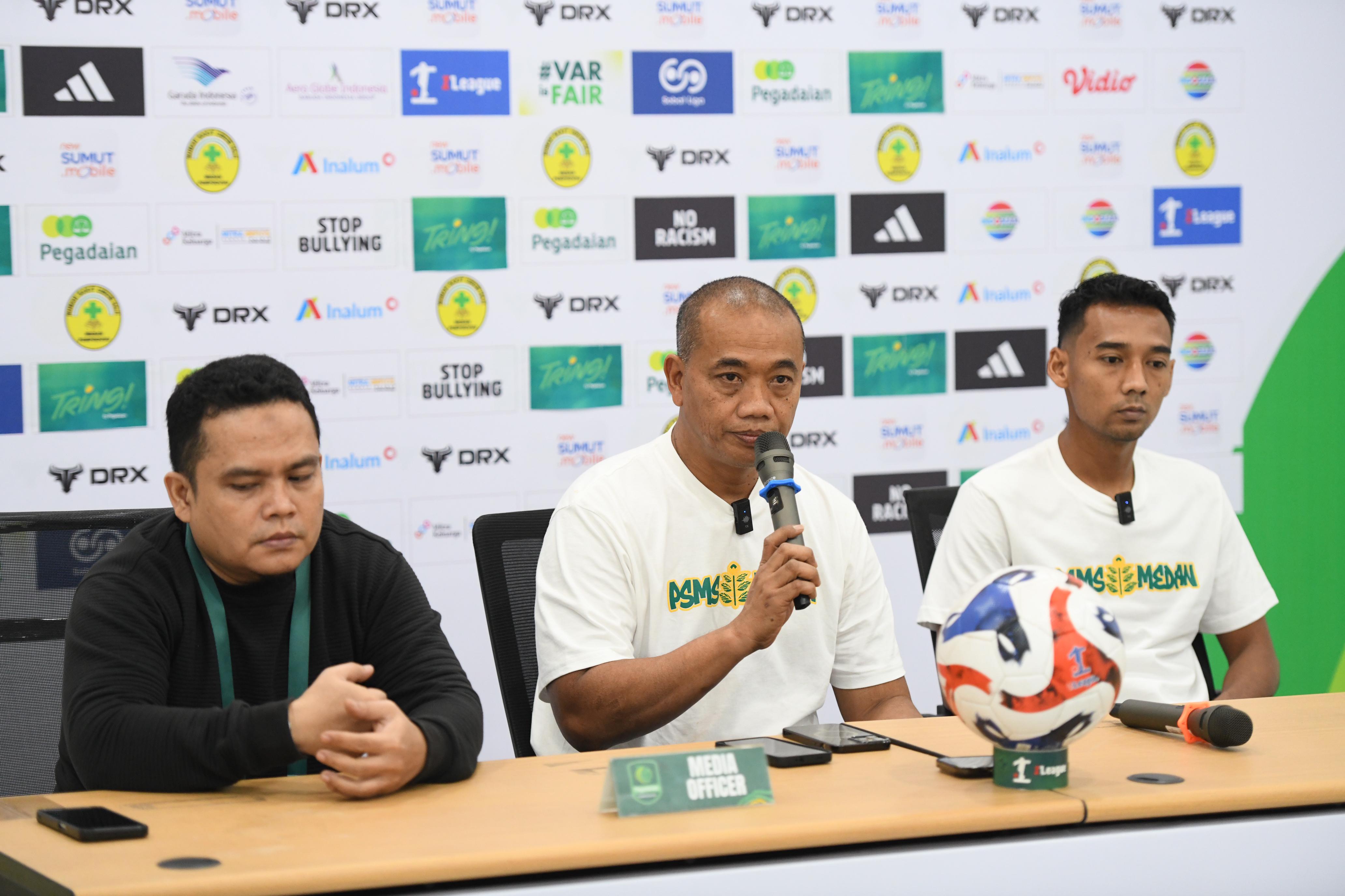 KETERANGAN: Pelatih PSMS Eko Purdjianto (tengah) didampingi pemain Nazar Nurzaidin (kanan) saat memberi keterangan sebelum melawan PSPS Pekanbaru. (Dok: PSMS)