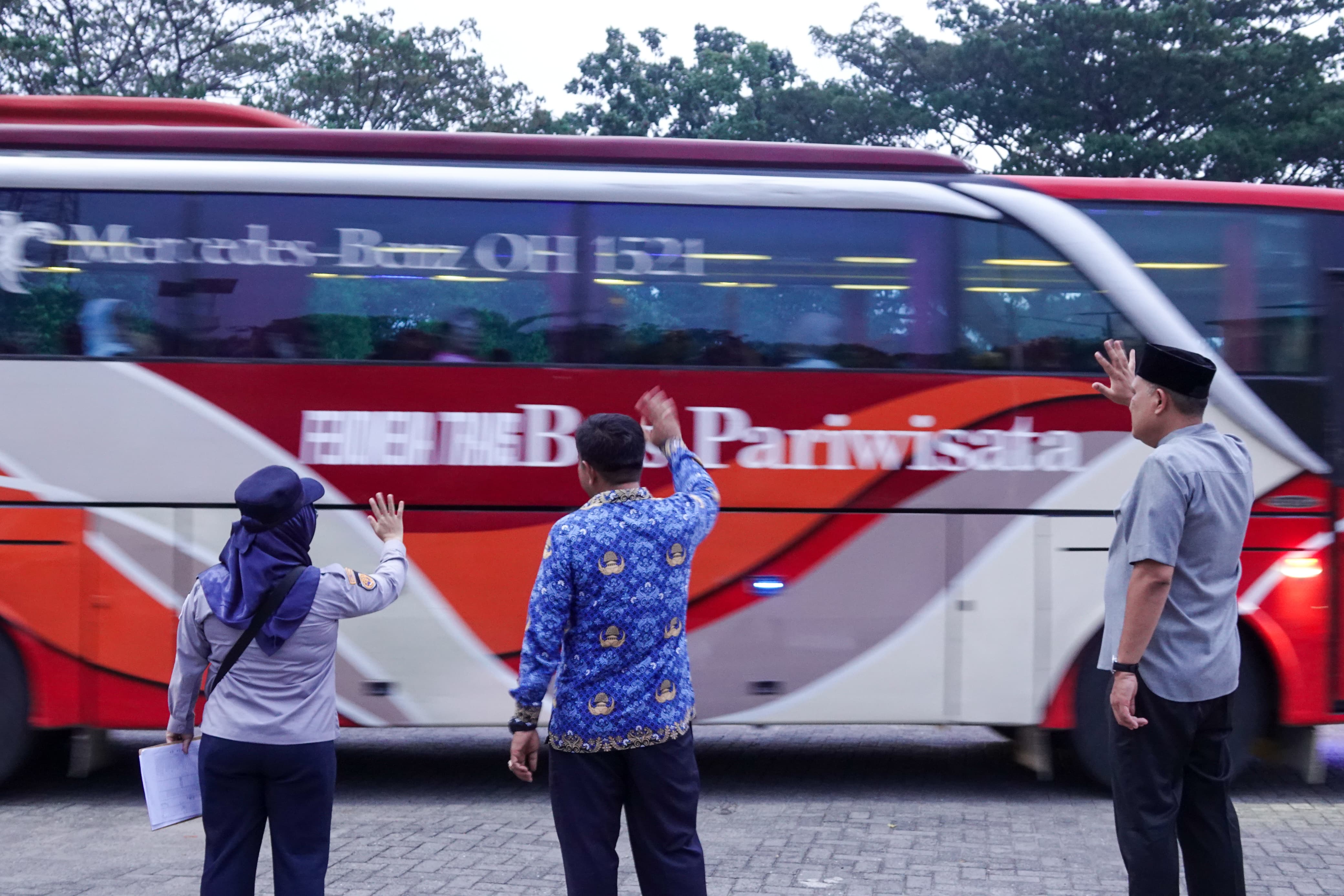 Bupati Paluta H. Reski Basyah Harahap, S.STP., M.Si., Asisten II Setdakab Paluta, Bangun Parlaungan, SE., MM., hadir langsung untuk melepas para pemudik. (Mitra Harahap/Sumut Pos)