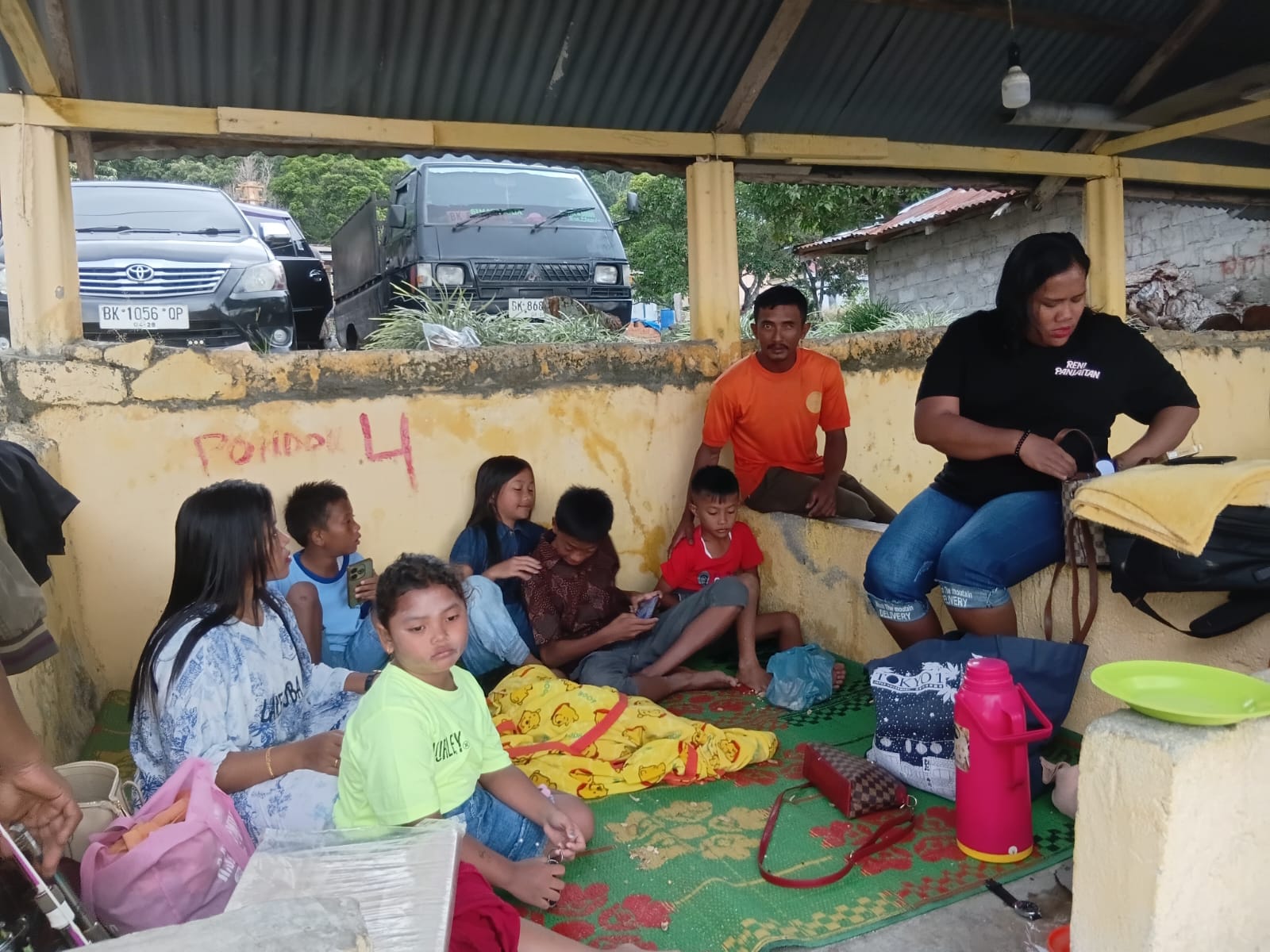 Personil BPBD Dairi, Janwar Silalahi (kaos oranye) berhasil menyelamatkan, Dafin Damanik (9) yang nyaris tenggelam di kawasan Danau Toba Silalahi, Kecamatan Silahisabungan, Dairi, Jumat (27/3/2026).