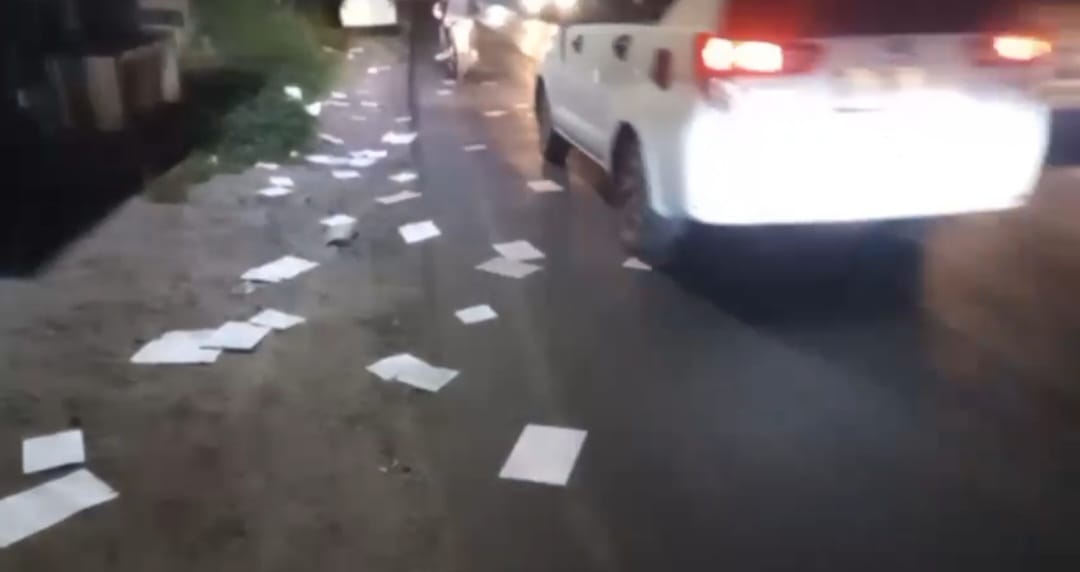 berkas-berkas RSUD Kotapinang berserak di badan jalan sempat didokumentasikan masyarakat. (ISTIMEWA/SUMUT POS)