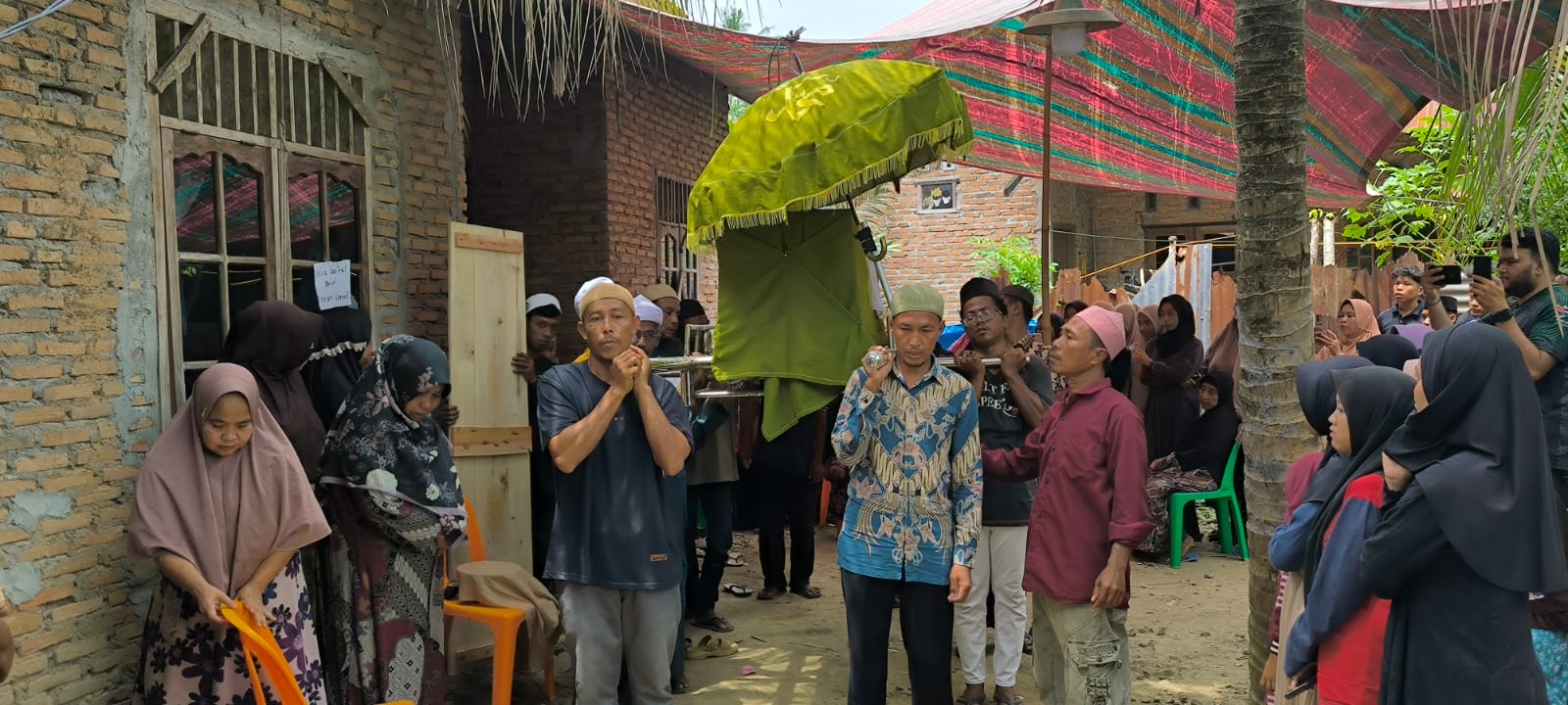 Jenazah Arika Sahfitri saat mau dibawa ke tempat peristirahatan terakhir dari rumah duka, Dusun I Tambusai, Desa Besilam, Padangtualang, Langkat. (Teddy Akbari/Sumut Pos)