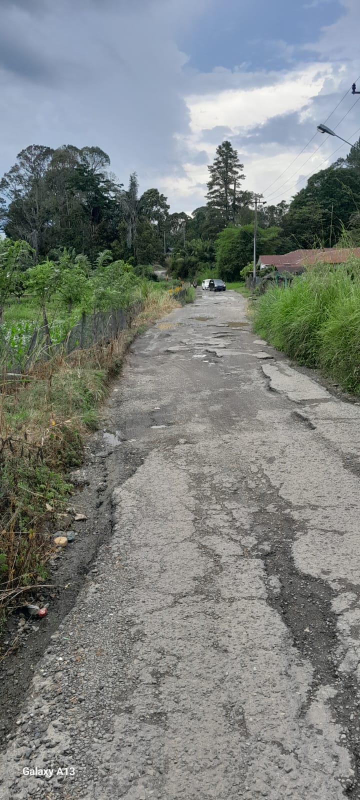 Jalan Propinsi Sipirok - Sp Tandosan di kecamatan Arse Tapsel kupak-kapik puluhan tahun. (Subanta Rampang Ayu/Sumut Pos)