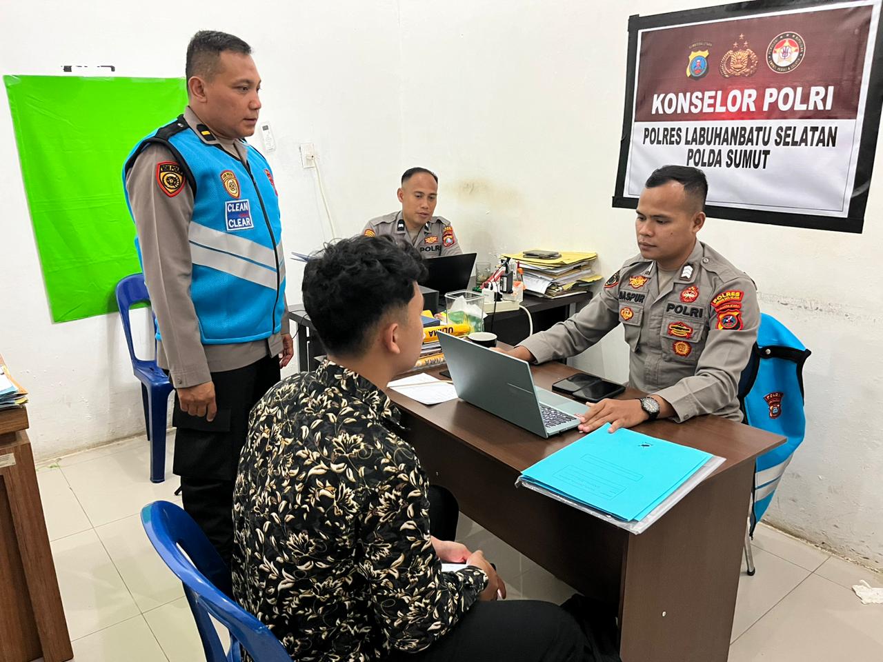 Seorang pemuda Labusel mendaftar masuk anggota Polri di Polres Labusel.(ISTIMEWA/SUMUT POS)