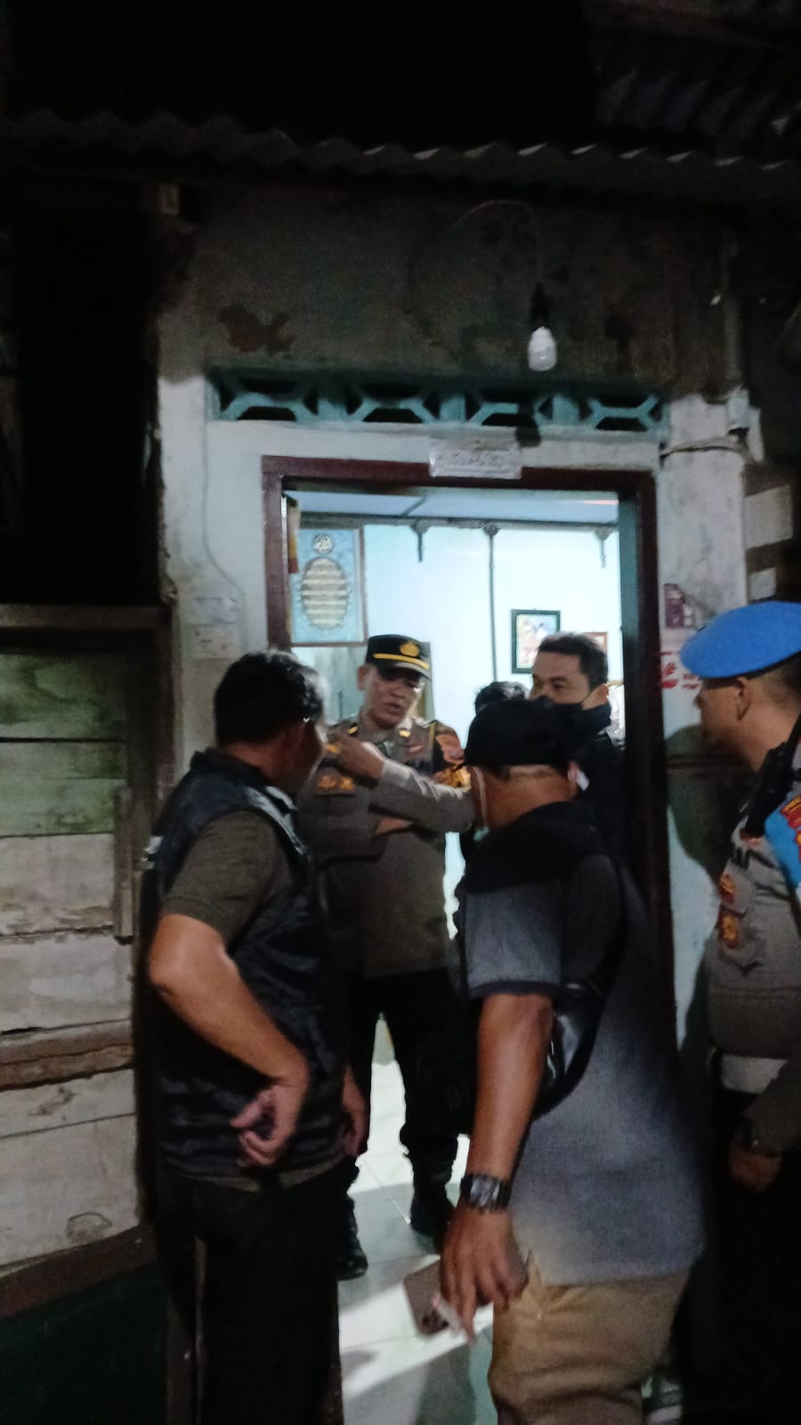 Tim Inafis dan petugas, besama kapolsek padang Hulu ketikan melakukan pemgamanan Olah TKP. (Azan Purba/Sumut Pos)