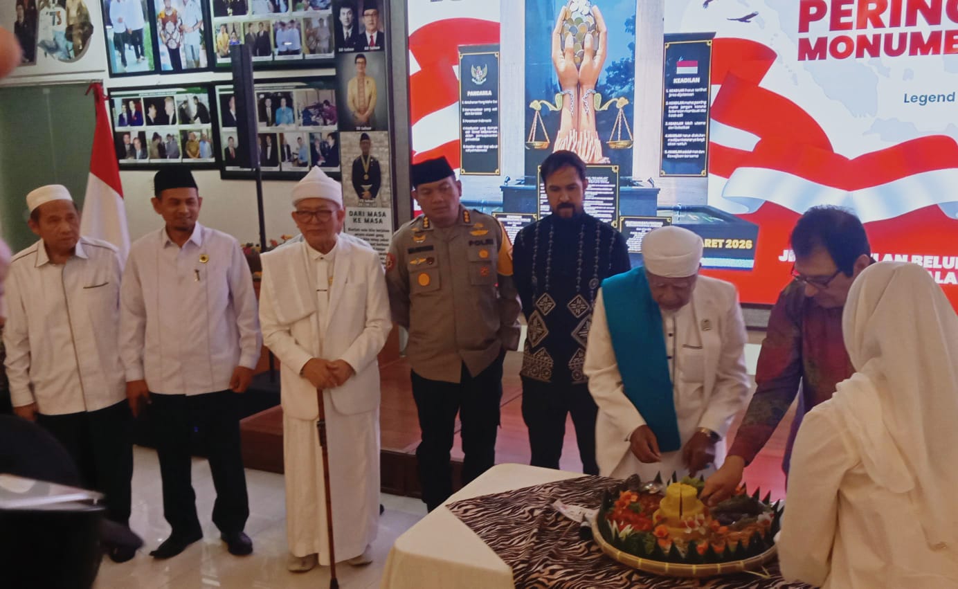 POTONG TUMPENG: Tun DR H Rahmat Shah (kanan) dan KH Zulfikar Hajar Lc memotong tumpeng 15 Tahun Monumen Nasional Keadilan, Kamis (26/3). (Deddi Mulia Purba/Sumut Pos)