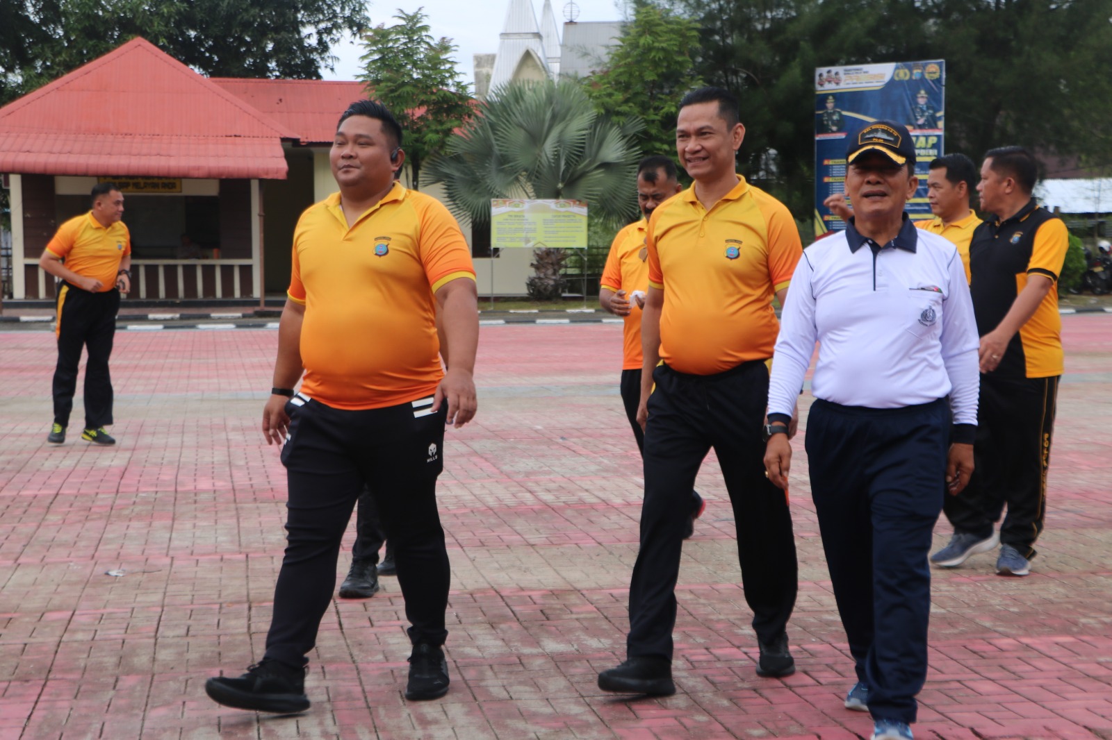 BERSAMA: Kapolres Nisel, AKBP Ferry Mulyana Sunarya berolahraga bersama TNI dan Masyarakat, Jumat (27/3/2026). (Dok: istimewa)