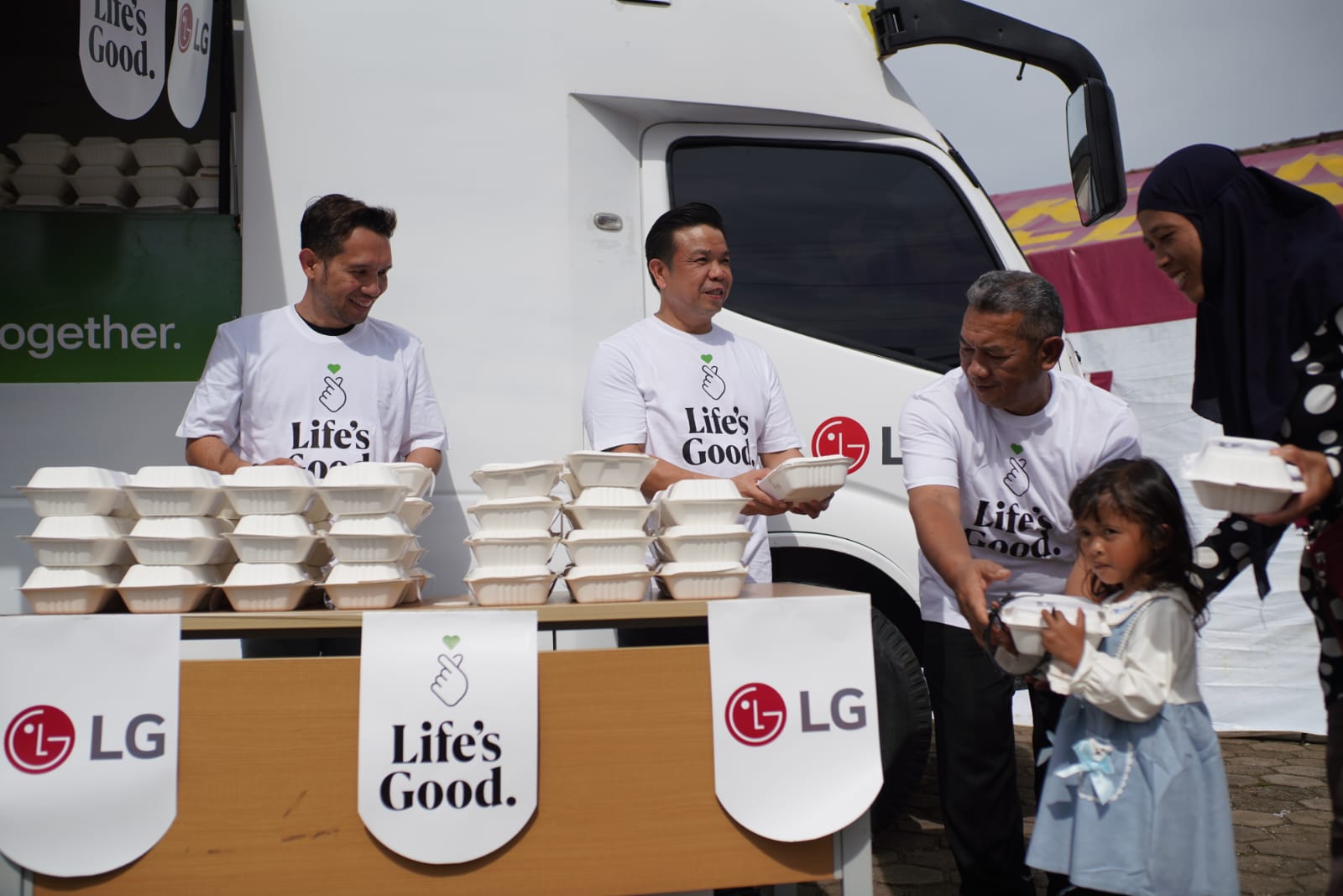 MAKANAN: Manajemen LG Indonesia menyerahkan makanan sehat kepada warga Desa Pasirlingau Bandung yang terdampak bencana. (Dok: LG)