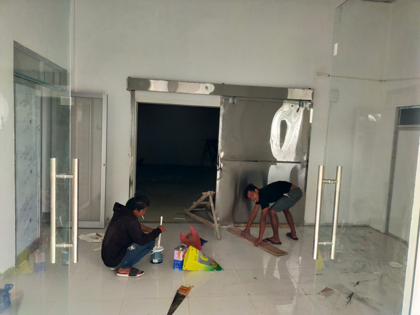 BANGUN: Pekerja sedang menyelesaikan pembangunan gedunf Cathlab RSUD Sidikalang, Dairi. (Dok: Rudy Sitanggang/ Sumut Pos)