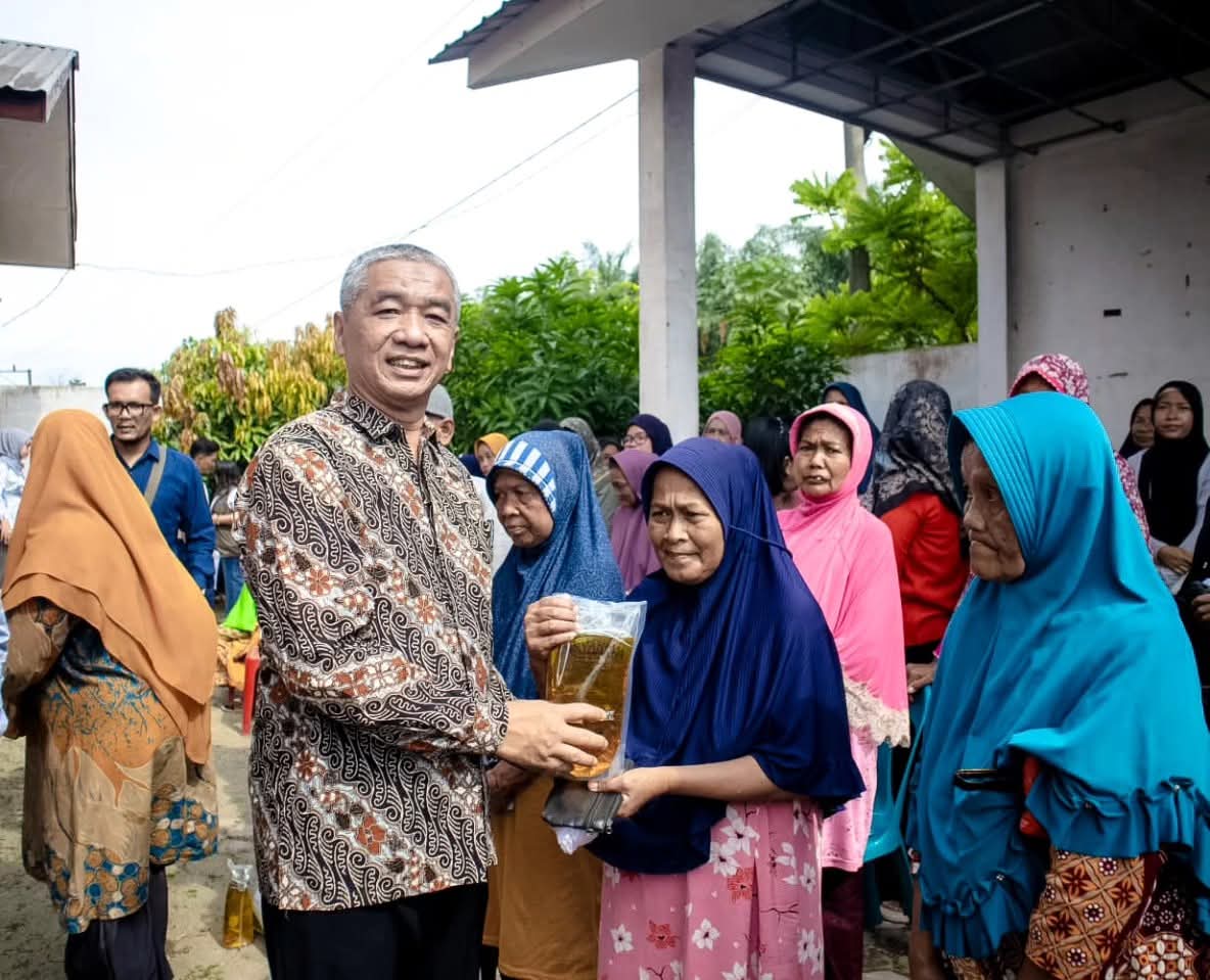 TINJAU: Sekda kota Tebingtinggi  Erwin Suheri Damanik saat meninjau penyaluran Bantuan Pangan di Kantor Kelurahan Tanjung Marulak Hilir, Jumat (27/03/2026). (Dok: Azan Purba/ Sumut Pos)