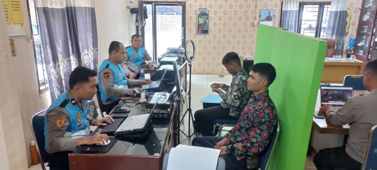 BERKAS: Para casis Polri tahun 2026 menjalani verifikasi berkas di Ruang Bag SDM Polres Labuhanbatu. (Dok: Fajar/Sumut Pos)
